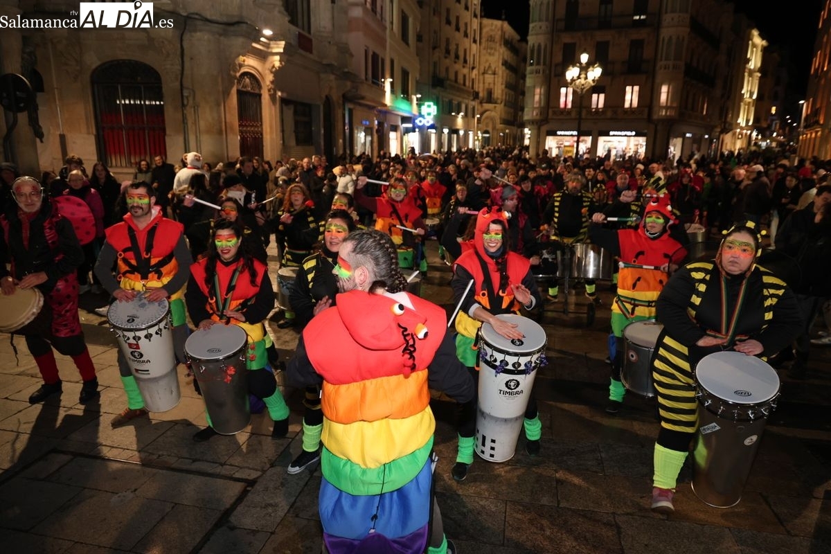 VÍDEO Y FOTOS | Los ritmos afrobrasileños de K-Charr@s toman el centro de Salamanca en el inicio del Carnaval