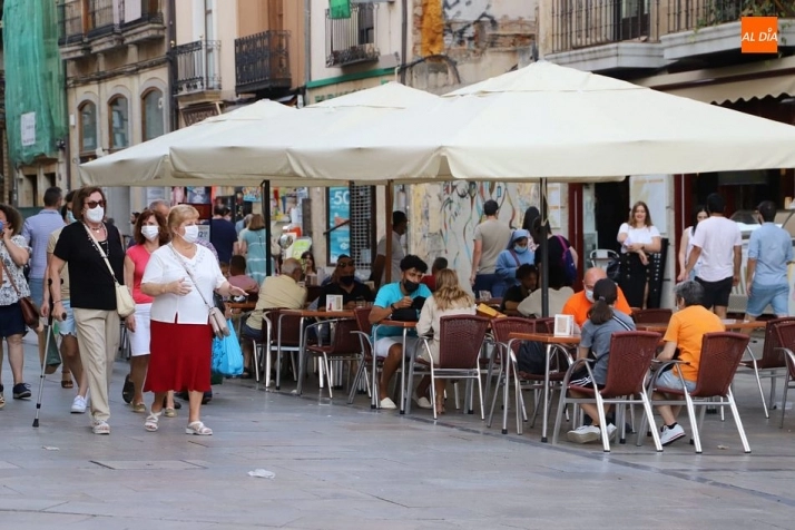 Foto 10 - La alerta por calor no amedrenta al numeroso p&uacute;blico en las calles de Salamanca