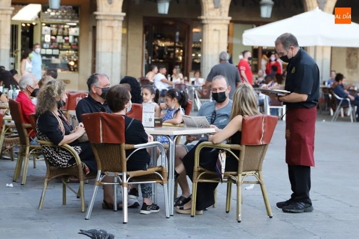 Foto 9 - La alerta por calor no amedrenta al numeroso p&uacute;blico en las calles de Salamanca