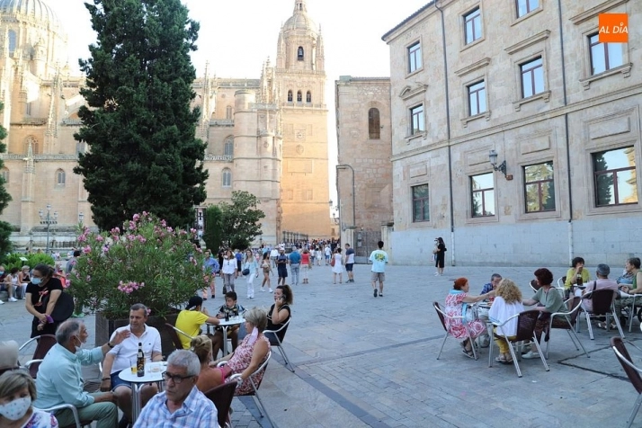 Foto 8 - La alerta por calor no amedrenta al numeroso p&uacute;blico en las calles de Salamanca