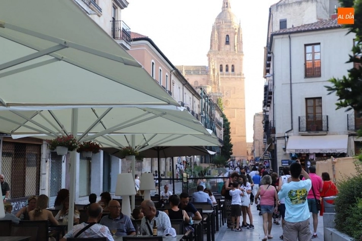 Foto 7 - La alerta por calor no amedrenta al numeroso p&uacute;blico en las calles de Salamanca