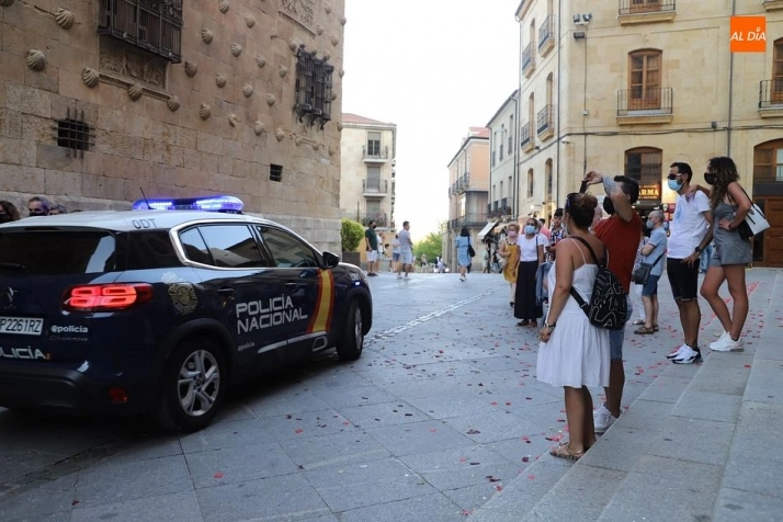 Foto 6 - La alerta por calor no amedrenta al numeroso p&uacute;blico en las calles de Salamanca