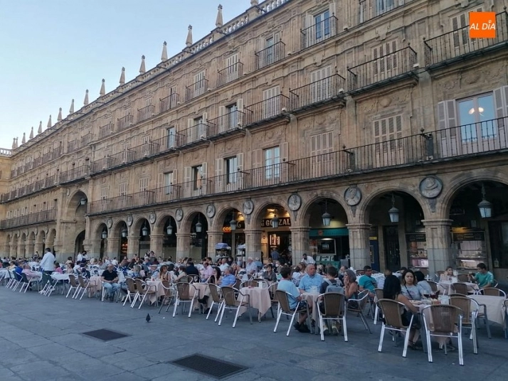 Foto 5 - La alerta por calor no amedrenta al numeroso p&uacute;blico en las calles de Salamanca