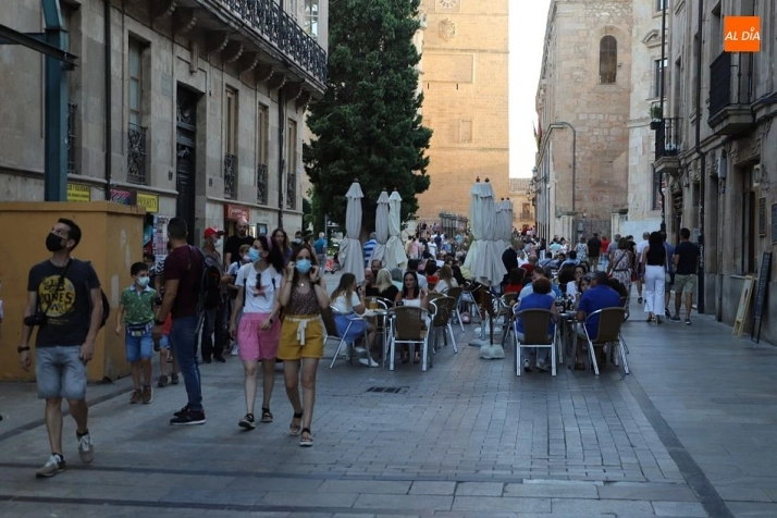 Foto 4 - La alerta por calor no amedrenta al numeroso p&uacute;blico en las calles de Salamanca