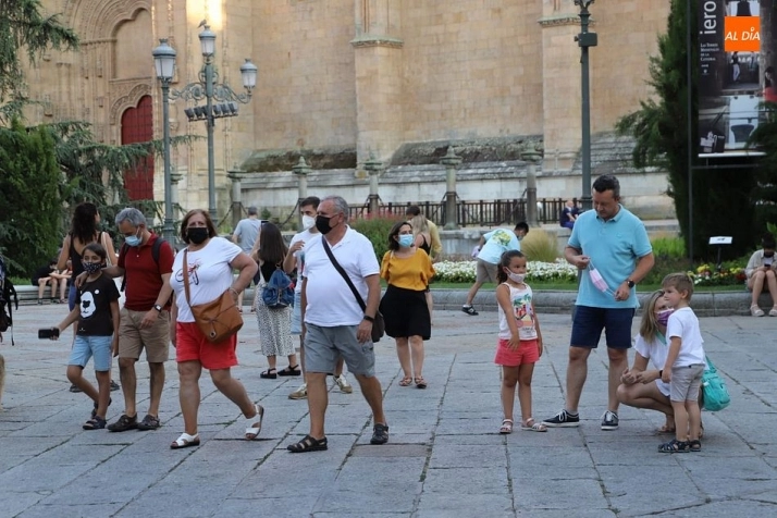 Foto 3 - La alerta por calor no amedrenta al numeroso p&uacute;blico en las calles de Salamanca