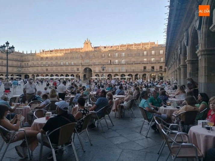 Foto 2 - La alerta por calor no amedrenta al numeroso p&uacute;blico en las calles de Salamanca