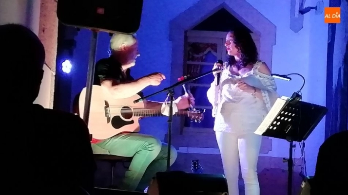 Foto 7 - Mundi ofreci&oacute; canciones de una gran &eacute;poca de la m&uacute;sica espa&ntilde;ola en su concierto en Lumbrales