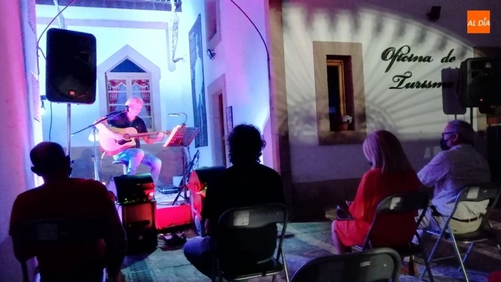 Foto 6 - Mundi ofreci&oacute; canciones de una gran &eacute;poca de la m&uacute;sica espa&ntilde;ola en su concierto en Lumbrales