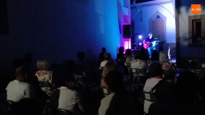 Foto 3 - Mundi ofreci&oacute; canciones de una gran &eacute;poca de la m&uacute;sica espa&ntilde;ola en su concierto en Lumbrales