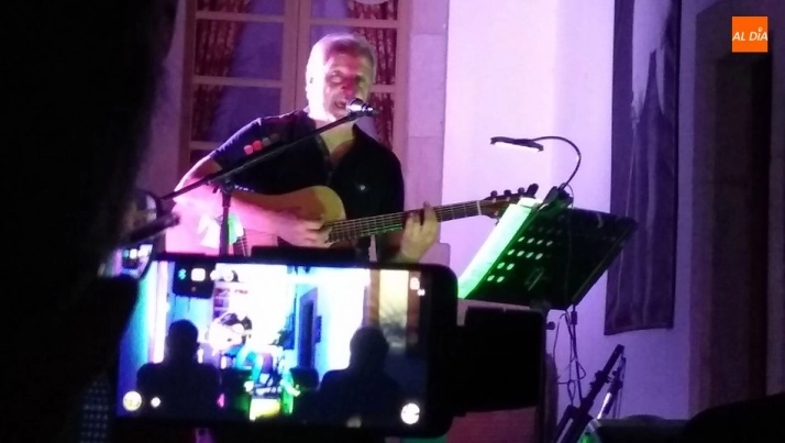 Foto 11 - Mundi ofreci&oacute; canciones de una gran &eacute;poca de la m&uacute;sica espa&ntilde;ola en su concierto en Lumbrales