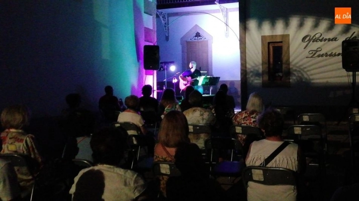 Foto 8 - Mundi ofreci&oacute; canciones de una gran &eacute;poca de la m&uacute;sica espa&ntilde;ola en su concierto en Lumbrales