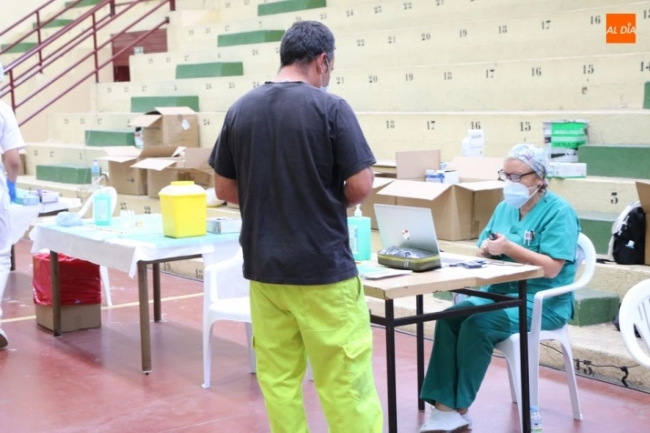 Foto 11 - Primera dosis de Pfizer para casi 500 personas de 30 a 35 a&ntilde;os residentes en Las Arribes  