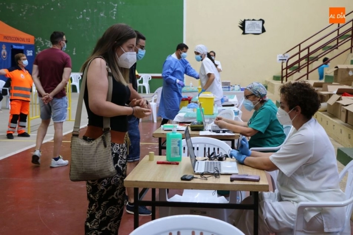 Foto 7 - Primera dosis de Pfizer para casi 500 personas de 30 a 35 a&ntilde;os residentes en Las Arribes  