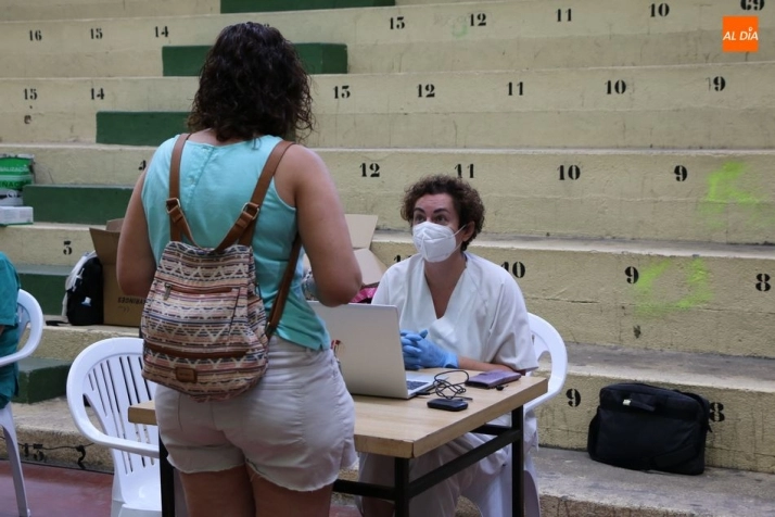 Foto 5 - Primera dosis de Pfizer para casi 500 personas de 30 a 35 a&ntilde;os residentes en Las Arribes  