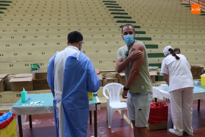 Foto 3 - Primera dosis de Pfizer para casi 500 personas de 30 a 35 a&ntilde;os residentes en Las Arribes  