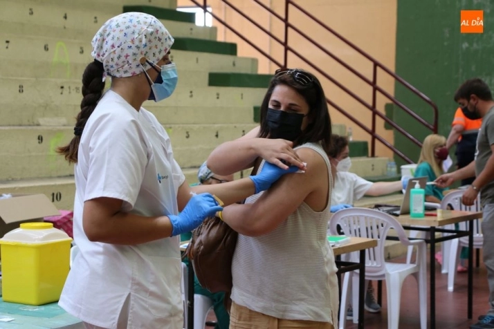 Foto 2 - Primera dosis de Pfizer para casi 500 personas de 30 a 35 a&ntilde;os residentes en Las Arribes  