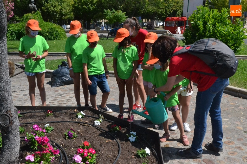 Foto 3 - Comienza el nuevo turno de Outdoor Kids plantando petunias en la Glorieta del &Aacute;rbol Gordo  