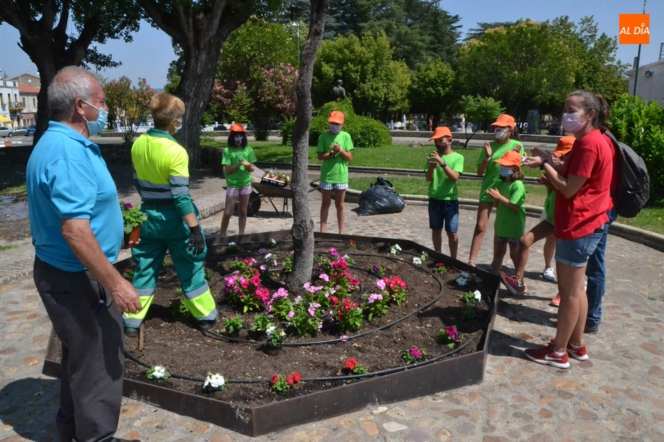 Foto 2 - Comienza el nuevo turno de Outdoor Kids plantando petunias en la Glorieta del &Aacute;rbol Gordo  