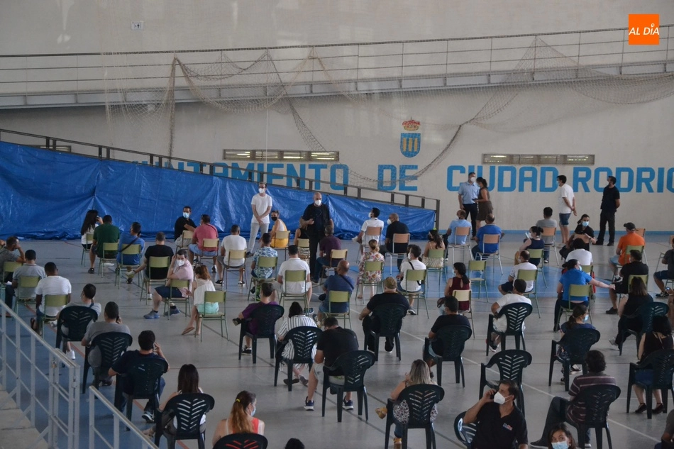 Foto 4 - Ciudad Rodrigo vive su sesi&oacute;n de vacunaci&oacute;n m&aacute;s ca&oacute;tica debido a la repesca que se hab&iacute;a...