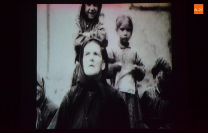 Foto 5 - Una veintena de personas visiona el m&iacute;tico documental de Bu&ntilde;uel sobre Las Hurdes  