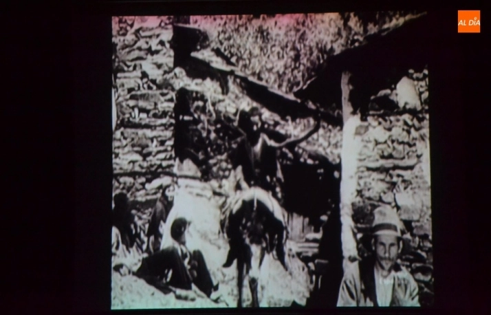 Foto 4 - Una veintena de personas visiona el m&iacute;tico documental de Bu&ntilde;uel sobre Las Hurdes  