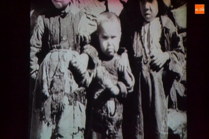 Foto 2 - Una veintena de personas visiona el m&iacute;tico documental de Bu&ntilde;uel sobre Las Hurdes  