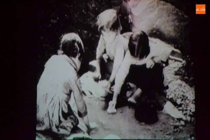 Foto 3 - Una veintena de personas visiona el m&iacute;tico documental de Bu&ntilde;uel sobre Las Hurdes  
