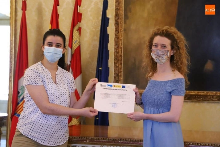 Foto 6 - Diecisiete mujeres reciben su diploma tras finalizar el itinerario formativo &lsquo;Sobrecarga en las...