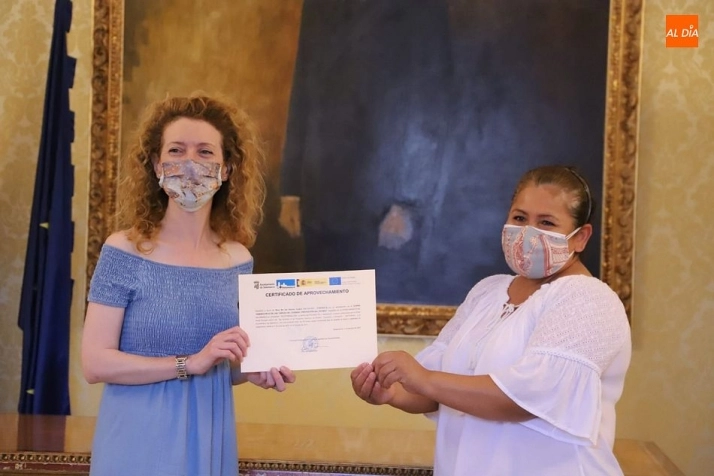 Foto 5 - Diecisiete mujeres reciben su diploma tras finalizar el itinerario formativo &lsquo;Sobrecarga en las...