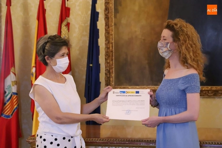 Foto 4 - Diecisiete mujeres reciben su diploma tras finalizar el itinerario formativo &lsquo;Sobrecarga en las...