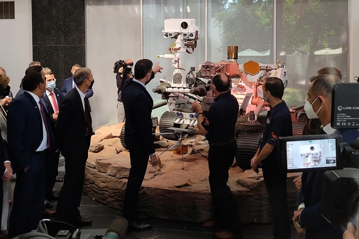 El presidente del Gobierno, Pedro Sánchez, visita el Jet Propulsion Laboratory de la NASA en Los Ángeles, frente a una réplica del Rover de la mision Perseverance de Marte.EP