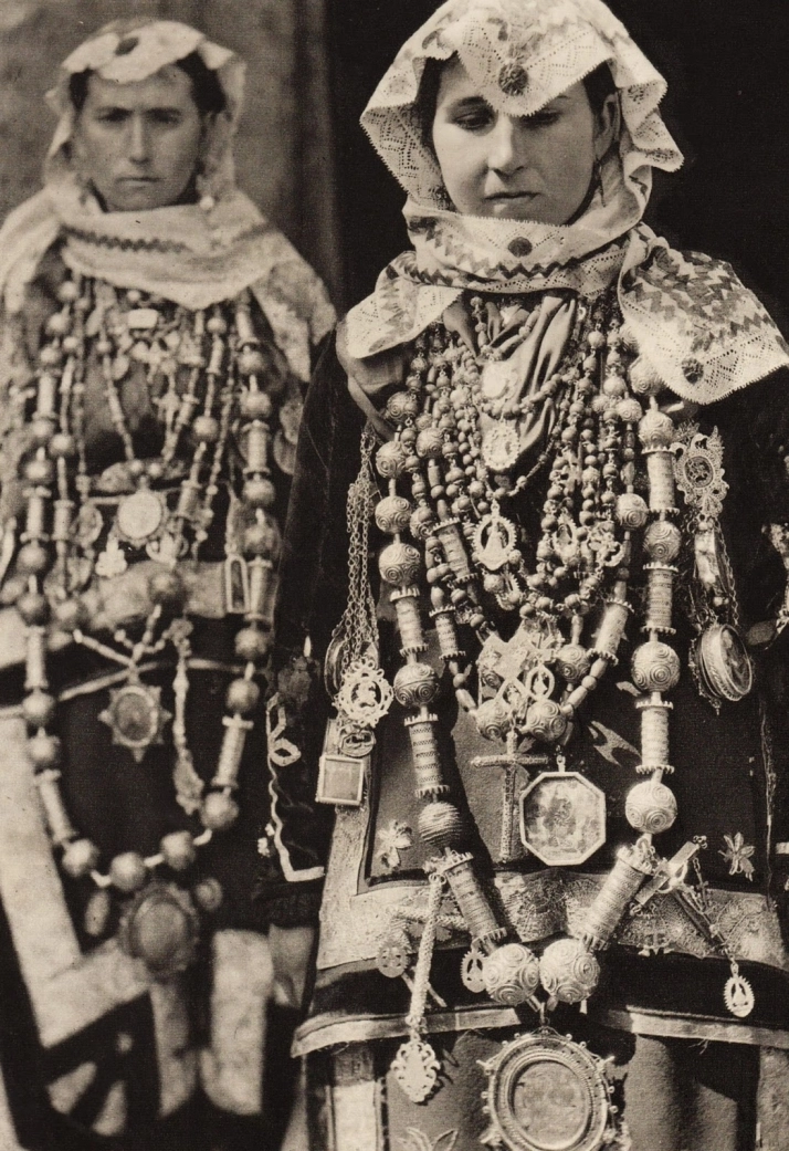 Foto 3 - Trajes t&iacute;picos femeninos de La Alberca
