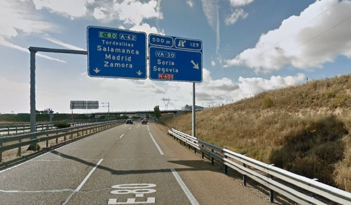 Un muerto y tres heridos tras volcar una autocaravana y ser arrollada por un camión en...