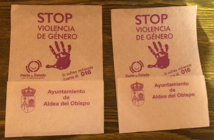Aldea del Obispo distribuye servilletas contra la violencia de género  