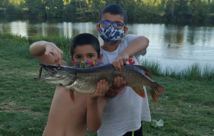 Las aguas del Águeda, generosas con dos jóvenes pescadores  