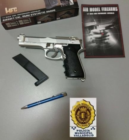 Denunciado un menor por disparar con una pistola de bolas a varias personas porque no le dejaban...