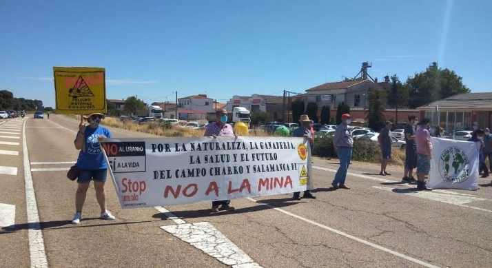 Cortada un verano más al tráfico la Nacional 620 en protesta contra el proyecto minero  