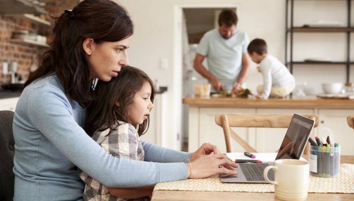 Catedráticos de Sociología creen que la pandemia ha visibilizado el trabajo de cuidados de las...
