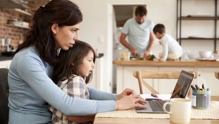 Catedráticos de Sociología creen que la pandemia ha visibilizado el trabajo de cuidados de las...
