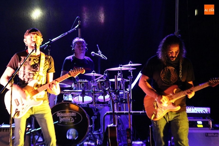 Fitomanía hace vibrar al público de Aldeadávila en el tributo a Fito  