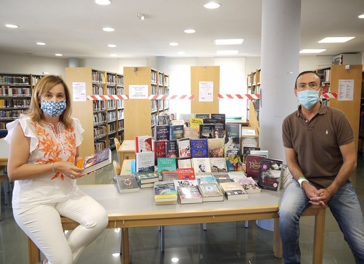 La biblioteca municipal de Carbajosa incorpora un centenar de nuevos títulos