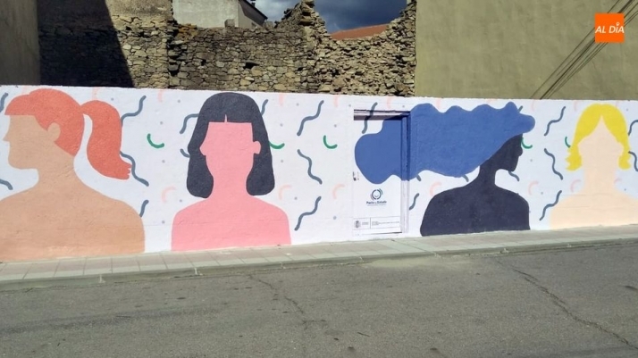 Un gran mural invita en Lumbrales a una reflexión sobre la violencia de género