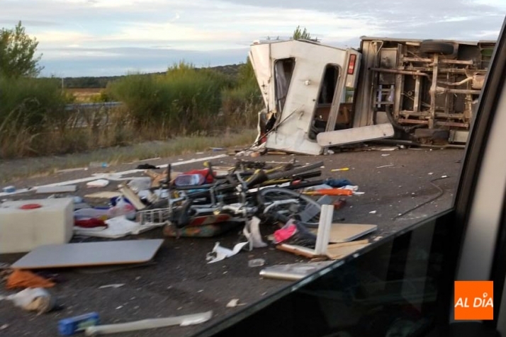 El vuelco de una autocaravana en Aldehuela de Bóveda bloquea el tráfico de la A-62