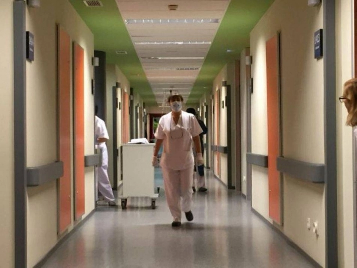 La consejera de Sanidad reconoce que la bolsa de sanitarios está bastante agotada  