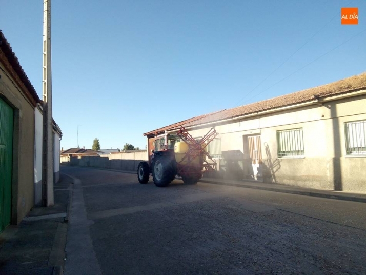 Las calles de Palaciosrubios amanecen desinfectadas  
