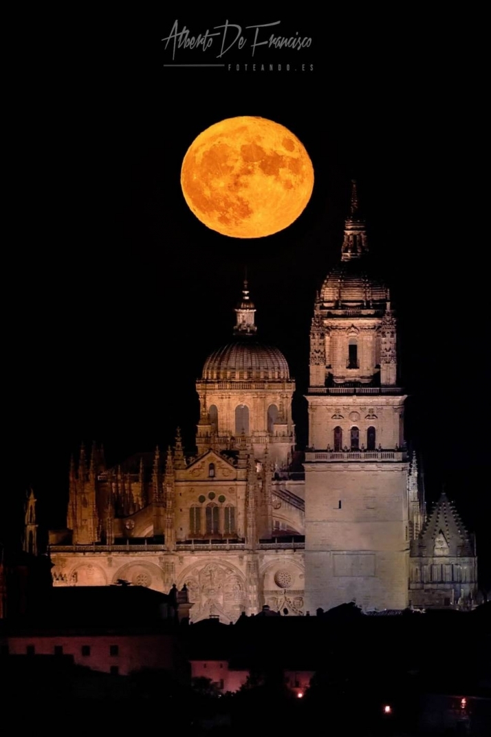 La luna se enamora de Salamanca