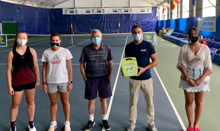 Entregado un desfibrilador semiautomático al Club de Tenis Wetones  