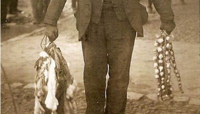 Vendedor callejero de ajos y pellejos