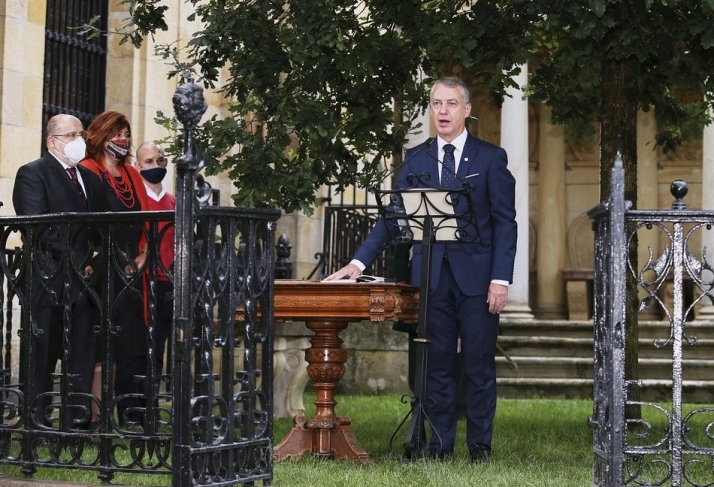Urkullu toma posesión de su cargo como Lehendakari tras jurar ante el Árbol de Gernika