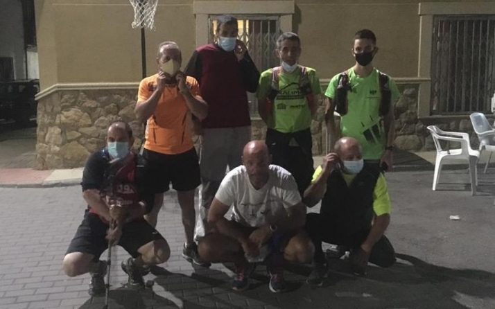 Siete personas unen andando durante la madrugada La Encina con la Peña de Francia  